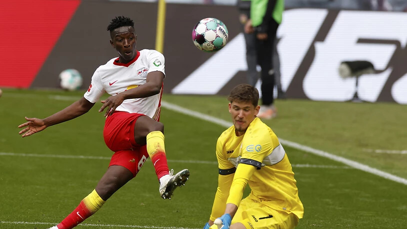 Gregor Kobel kann trotz mehrerer guter Paraden - hier wehrt der Schweizer gegen Amadou Haidara ab - die Niederlage des VfB Stuttgart gegen Leipzig nicht verhindern