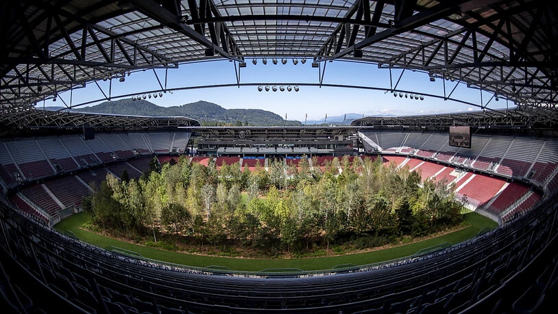 In Klagenfurt hatte Klaus Littmann 2019 für seine Intervention "For Forest - die ungebrochene Anziehungskraft der Natur" einen ganzen Wald in ein Fussballstadion versetzen lassen.
