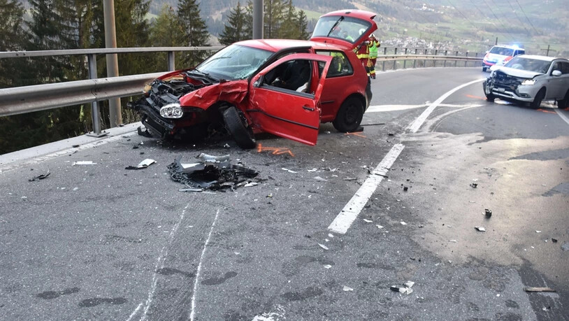 Bei dem Unfall musste eine Person aus dem Fahrzeug befreit werden ...