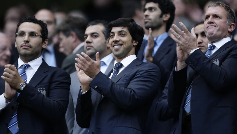 Bei Manchester City sorgt Scheich Mansour Bin Zayed Al Nahyan (Mitte) dafür, dass das Geld fliesst