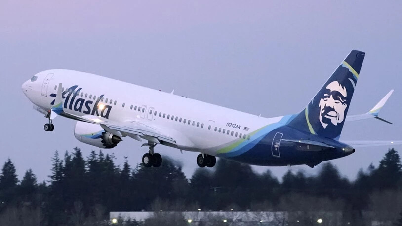 Boeing kommt nicht aus den Problemen. Bei den Boeing 737 Max - hier eine Maschine der Alaska Airlines - gab es zuletzt wieder neue Startverbote wegen Problemen bei der Elektrik. (Archivbild)