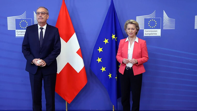 Bundespräsident Guy Parmelin (l) und EU-Kommissionspräsidentin Ursula von der Leyen letzten Freitag in Brüssel: Die Situation ist festgefahren, daher sollen die Verhandlungen Schweiz-EU zum institutionellen Rahmenabkommen am 11. Mai auf die Agenda der…