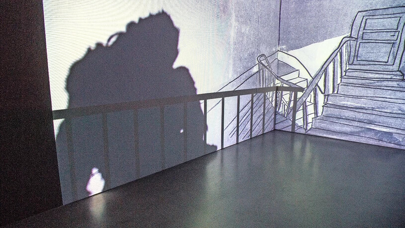 Real oder imaginär: Zilla Leutenegger (zweites Bild) begrüsst uns vor der Tür des Hauses, wo nicht alles mit rechten Dingen zugeht. 