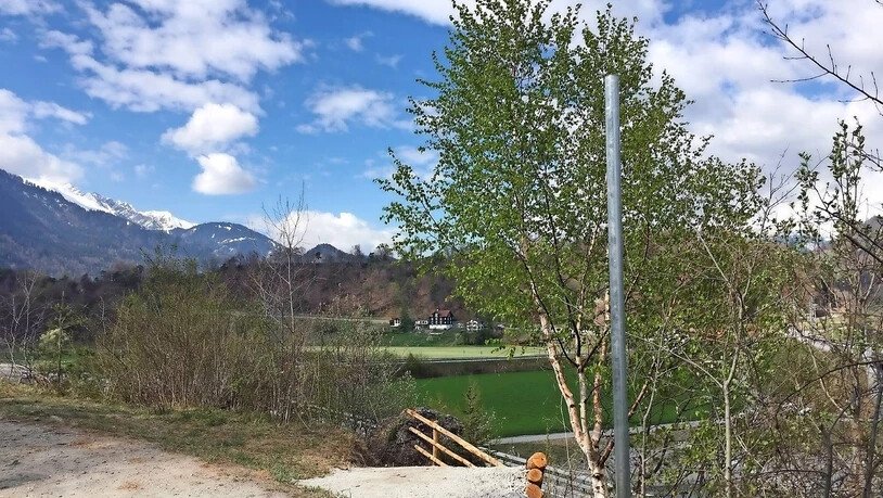 Einstieg zum Abstieg: Wenige Meter vom Bahnhof Reichenau entfernt beginnt der neue Fussweg, der unter der RhB-Brücke «Sora Giuvna» hindurch und zur alten Hinterrheinbrücke führt. Der Stahlpfosten für das Wanderwegschild ist bereits gesetzt.