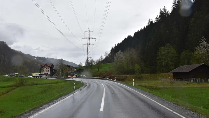 Aufgrund der nassen Fahrbahn kam der Töfffahrer ins Rutschen.