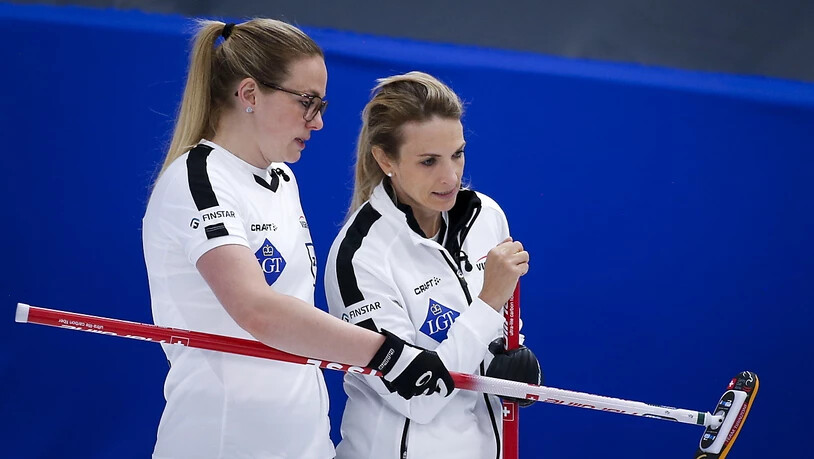 Silvana Tirinzoni (rechts) und Alina Pätz besprechen die Taktik im Match gegen Kanada