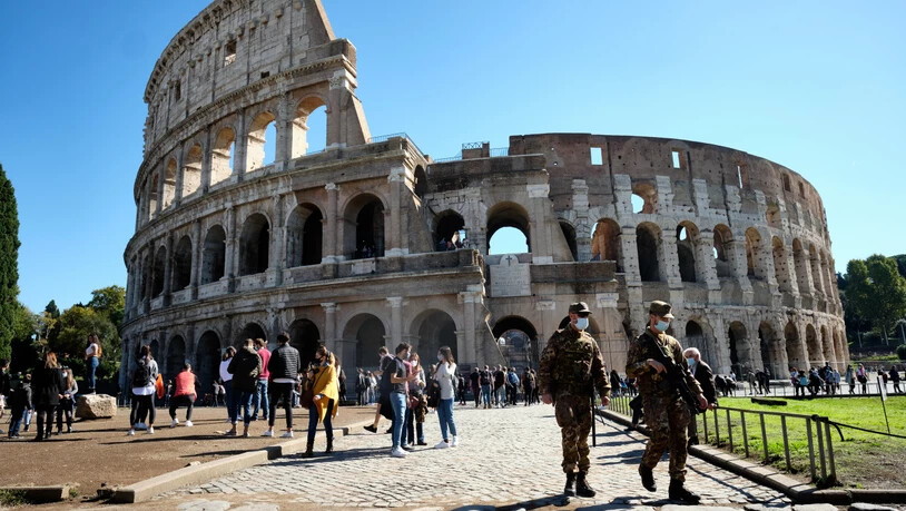 ARCHIV - Mit einem ausfahrbaren Holzboden sollen im Kolosseum in Rom Besucher wieder den antiken Kampfplatz der Arena betreten können. Foto: Mauro Scrobogna/LaPresse via ZUMA Press/dpa/Archivbild