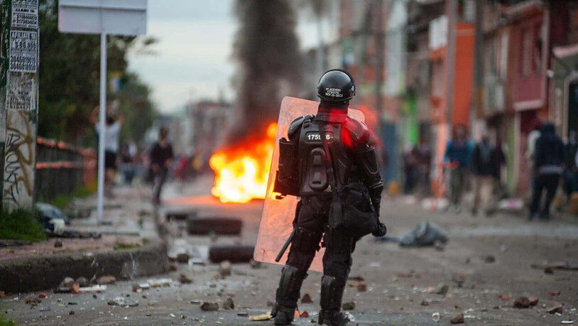 Nach tagelangen Protesten gegen eine umstrittene Steuerreform schickt die kolumbianische Regierung nun Soldaten auf die Straßen. Foto: Chepa Beltran/VW Pics via ZUMA Wire/dpa