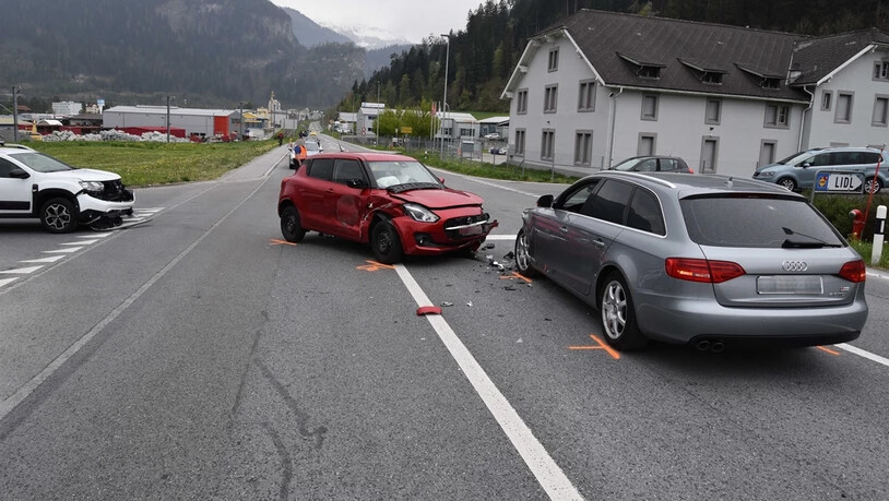 Das rote Auto wurde wurde bei der Kollision auf die gegenüberliegende Fahrbahn geschoben.