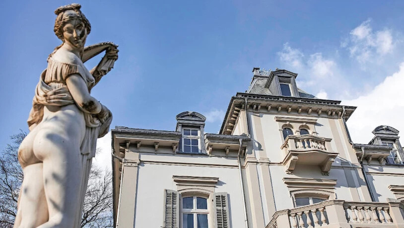 Majestätisch: die 1865 erbaute "Weisse Villa" in Mitlödi präsentiert sich als Schloss. Hier "residieren" die Truttmanns.
