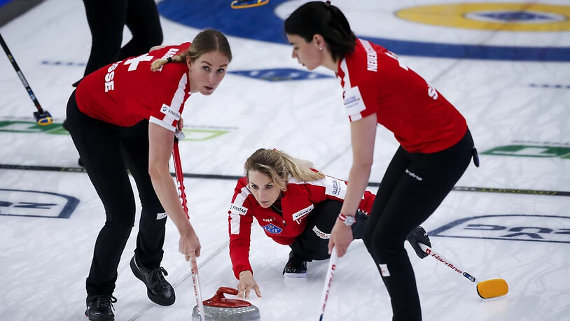 Melanie Barbezat (links) und Esther Neuenschwander begleiten einen Stein von Silvana Tirinzoni