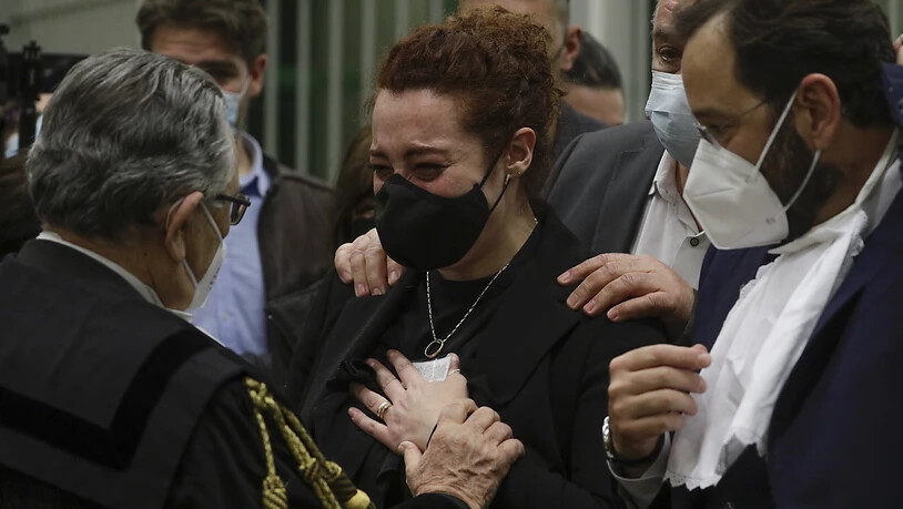 Rosa Maria Esilio (r), Witwe des italienischen Carabinieri-Polizisten Mario Cerciello Rega, reagiert während des Prozesses in Rom. Foto: Gregorio Borgia/AP/dpa