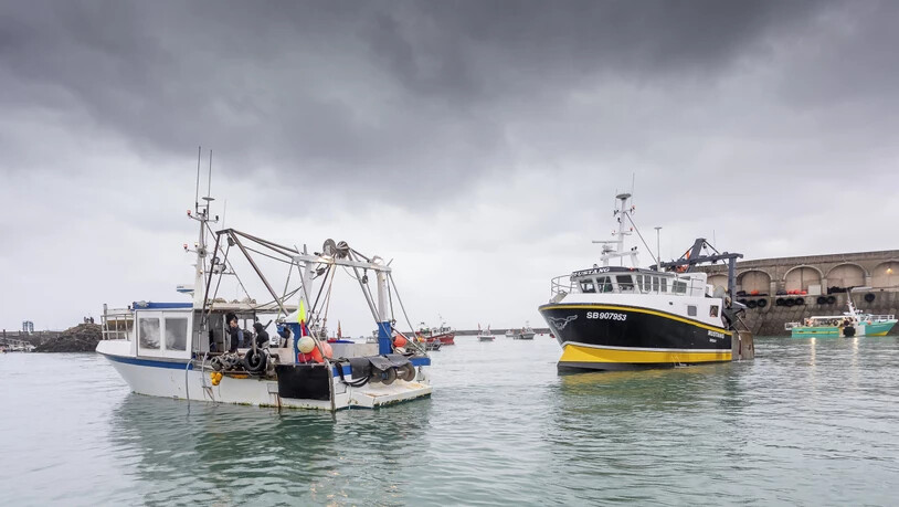 Französische Fischerboote blockieren den Hafen, so dass Fischerboote aus Jersey nicht auslaufen können. Nach dem Ausscheiden der Briten aus der EU war es zu einem Streit über Gesamtfangmengen und deren Aufteilung gekommen. Foto: Gary Grimshaw/Balliwick…
