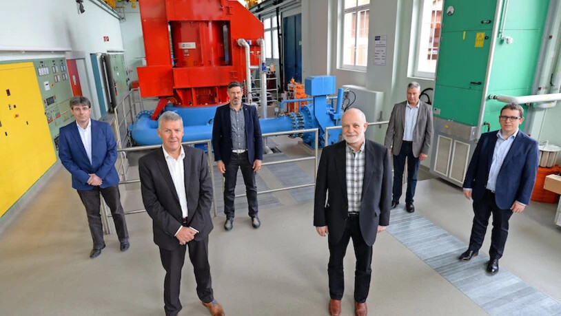 Der Neue und der Nothelfer mit ihrem wieder geeinten Team: Vor der 2010 neu erstellten Maschinengruppe in der Zentrale Risi in Näfels posieren Martin Hofstetter (von links), Martin Bamert, Mathias Bösch, Herbert Wanner, Erwin Landolt und Tobias Hegner.