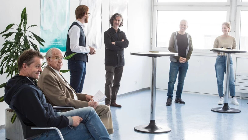 Grosse Räume, grosse Pläne: Gian-Reto Trepp, Heinz Girschweiler, Christian Klucker und Anna Laura Klucker (stehend, von links) präsentieren das neue Chorcenter Chur. Als Unterstützer mit dabei: Thomas Domenig senior (Zweiter von links) und Köbi Gross.