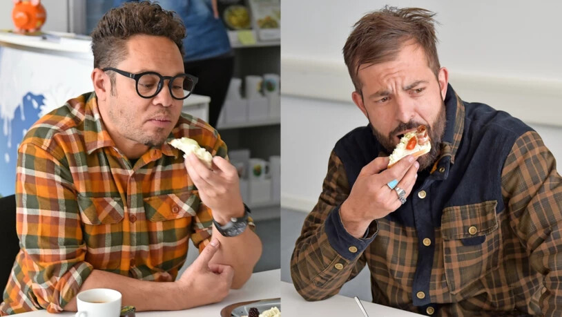 Ob es schmeckt? Marc Sway (links) und Bligg verspeisen beim Geska-Besuch ein Zigerbrüt. 