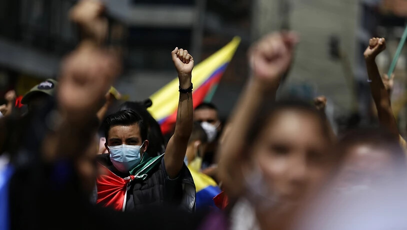 Demonstranten mit Mund-Nasen-Bedeckung ballen die Faust während einer Kundgebung am siebten Tag der Proteste gegen die Regierung inmitten der Corona-Pandemie. Nach tagelangen Protesten gelten mehr als 370 Menschen als vermisst. Foto: Sergio Acero…