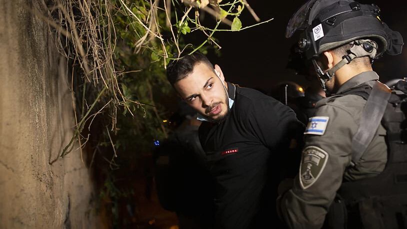Ein palästinensischer Mann wird von der israelischen Polizei bei einem Protest gegen die gewaltsame Räumung palästinensischer Familien aus ihren Häusern im Jerusalemer Stadtteil Sheikh Jarrah festgenommen. Foto: Maya Alleruzzo/AP/dpa