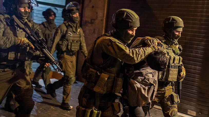 Israelische Sicherheitskräfte verhaften einen Mann während einer Demonstration gegen den geplanten Räumungsprozess im Stadtteil Scheich Dscharrah. Foto: Ilia Yefimovich/dpa