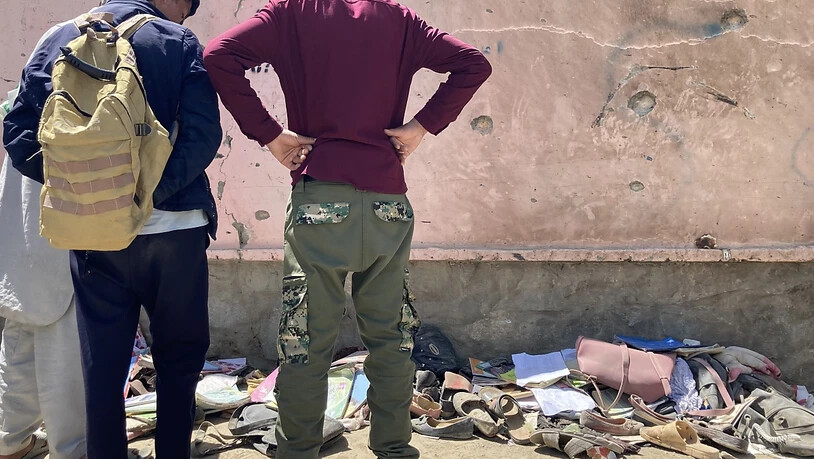 Nach dem Anschlag mit mehr als 50 Todesopfern in der afghanischen Hauptstadt Kabul haben sich am Sonntag mehrere Hundert Menschen am Tatort versammelt. Was die Explosion auslöste, war zunächst nicht klar. Bei den Opfern soll es sich um Zivilisten handeln…