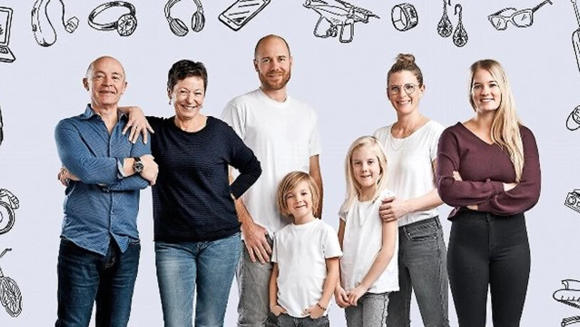 Glarner Models der Glarnersach: Hanspeter und Gudrun Lampe (von links), Berni und Nadja Rohr (mit Lieven und Emma) und Stefanie Stüssi posieren für den Glarner Fotografen Samuel Trümpy.