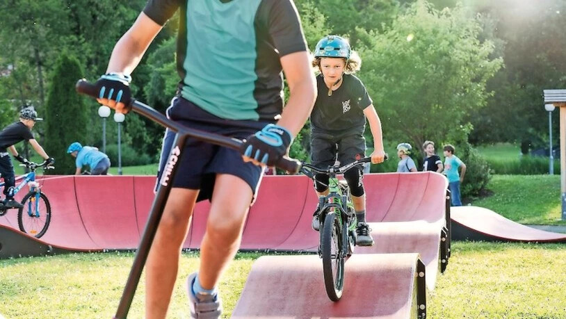 Alles was rollt: Ein Pumptrack kann etwa mit einem Kickboard oder auch einem Fahrrad benutzt werden.