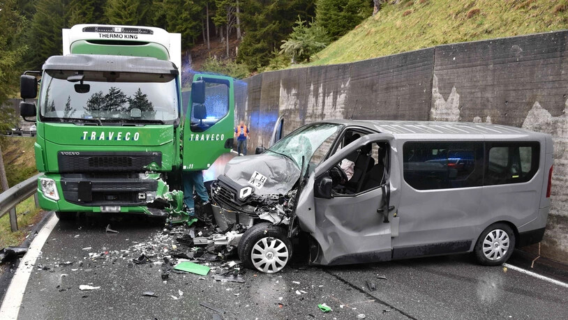 Während drei Stunden war die Strasse zwischen Glaris und Wiesen gesperrt.