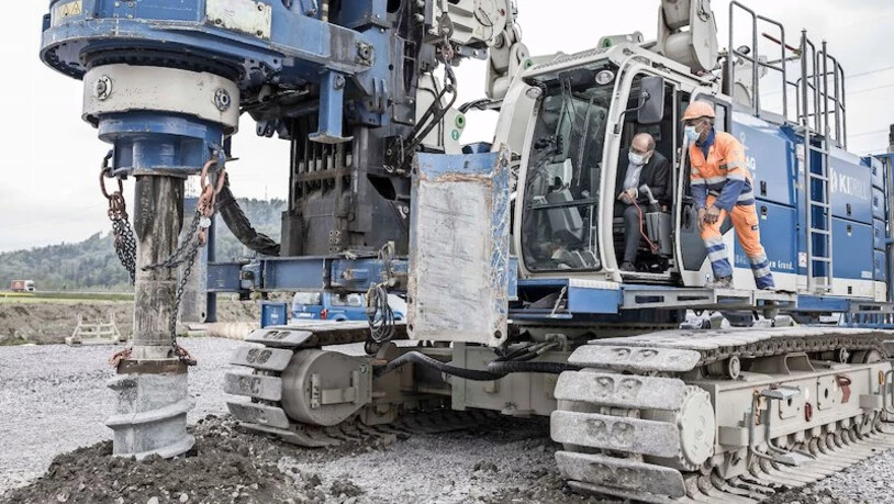 Mit schwerem Gerät: Regierungsrat Kaspar Becker nimmt unter professioneller Anweisung den symbolischen Spatenstich vor. 
