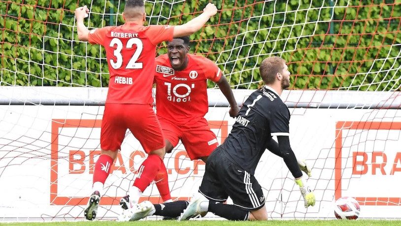 Doppeltorschütze: Jordan Gele (Mitte) feiert mit Teamkollege Zlatko Hebib das 1:0 – in der Schlussphase trifft der Franzose auch noch zum 2:2-Endstand. 