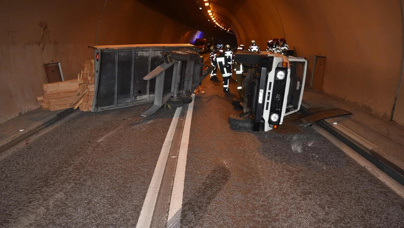Die Strasse im Tunnel musste gut eine Stunde gesperrt werden.