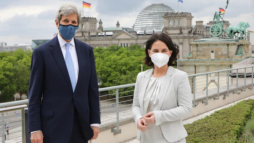 HANDOUT - Sondergesandte des US-Präsidenten für Klimafragen John Kerry trifft Annalena Baerbock, Kanzlerkandidatin und Bundesvorsitzende von Bündnis 90/Die Grünen, im Rahmen seiner Europareise zur Vorbereitung der Weltklimakonferenz COP 26 in der US…