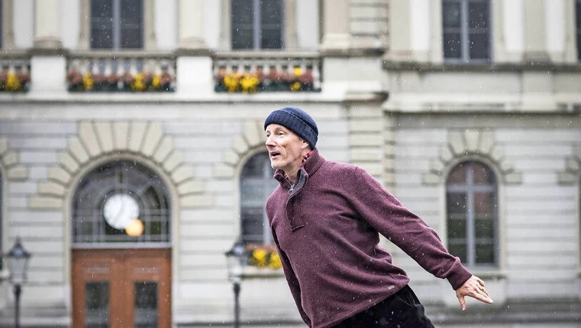 Eine Umgebung inspiriert: Søren Ehlers Bühne kann auch ein Felsbrocken sein, der hinter dem Brunnen auf dem Cityplatz in Glarus liegt.