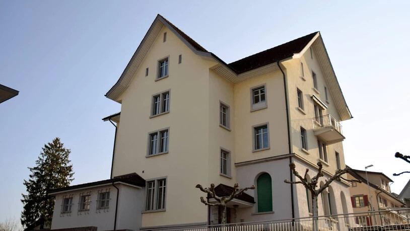 Historie und Funktionalität: Unten befindet sich der viel genutzte Gemeindesaal und in den oberen Stockwerken sind die Verwaltungen der Ortsgemeinde und des Linthwerks. Bilder Gabi Corvi