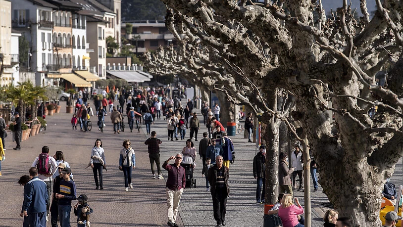 Die Tourismusanbieter sehen positive Vorzeichen für den Schweizer Tourimus im Sommer. Im Bild die von Touristen bevölkerte Seepromenade in Ascona (TI). (Archivbild)