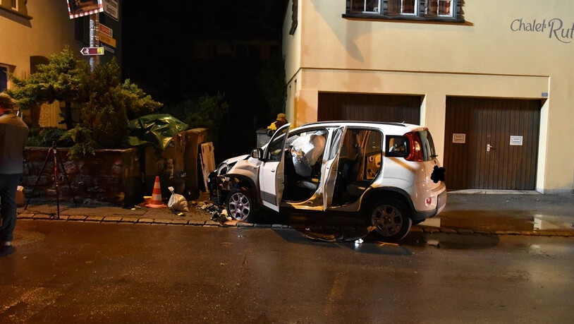 Eine Lenkerin musste nach einer Kollision mit einem Hydranten und einem Stromverteilkasten ins Spital Schiers gebracht werden.