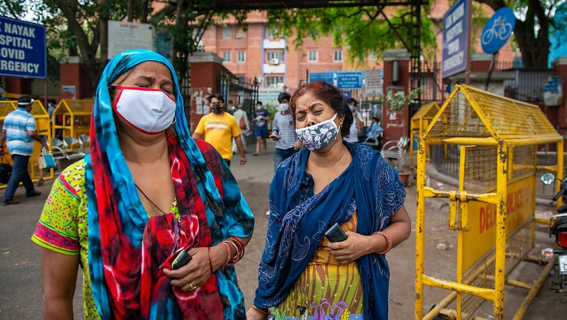 Zwei Frauen betrauern in Neu Delhi den Tod eines Angehörigen. Foto: Pradeep Gaur/SOPA Images via ZUMA Wire/dpa
