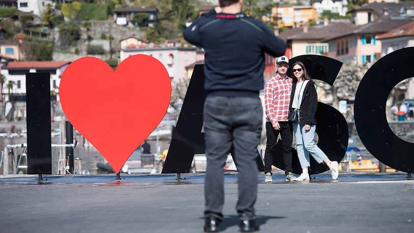 Die Konjunkturforschungsstelle der ETH Zürich (KOF) rechnet damit, dass die Tourismusbranche bereits diesen Sommer mit einer Belebung des Geschäfts rechnen kann. Im Bild: Touristen in Ascona.(Archivbild)