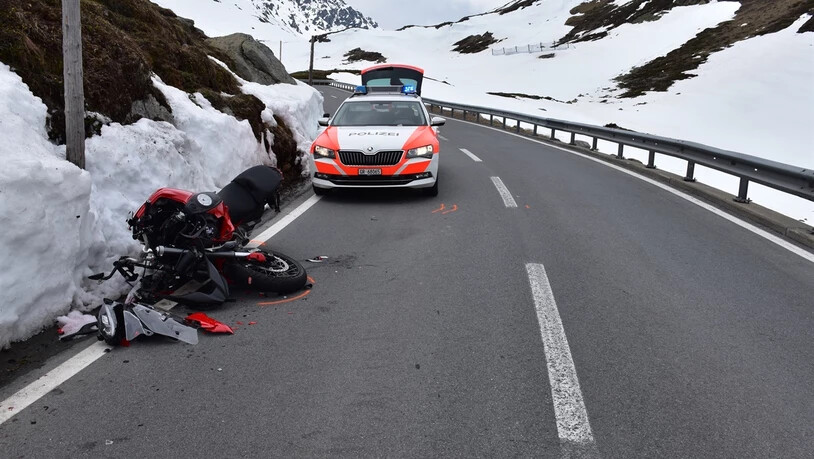 Ein Töfffahrer kollidierte auf dem Flüelapass mit dem Anhänger eines Autos. Er wurde mit mittelschweren Verletzungen ins Spital nach Scuol gebracht. 