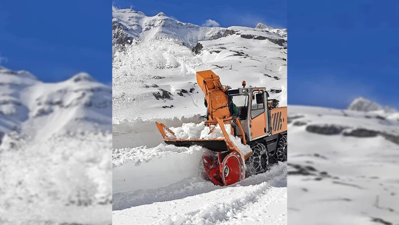 Schweres Geschütz: Insgesamt sind auf Glarner- und Urner Seite drei Schneefräsen im Einsatz, um die Klausenpassstrasse von den Schneemassen zu befreien.