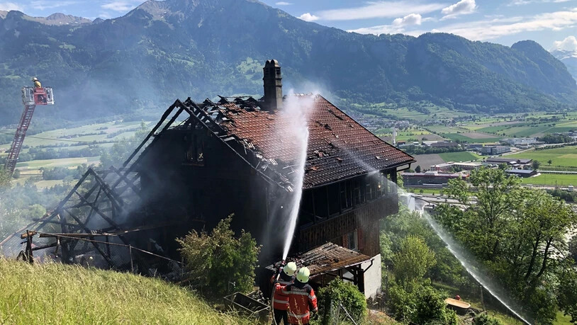 Beim Brand in Mastrils brannte ein Wohnhaus mitsamt Stall ab.