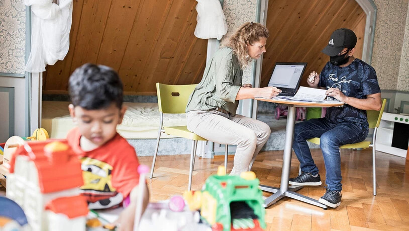 Noch eher seltene Gäste: Die neue Väterberatung soll mehr Männer in die Beratungsräume der Mütter- und Väterberatung Glarnerland ziehen – so wie hier im Gespräch mit Beraterin Rebecca Feldmann.  