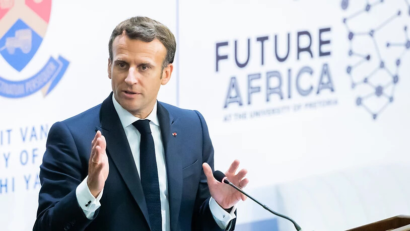 Frankreichs Präsident Emmanuel Macron spricht beim Auftakttreffen der «Initiative for the Future of Vaccines in Africa» (Initiative für die Zukunft von Impfungen in Afrika) an der Universität von Pretoria. Foto: Christoph Soeder/dpa
