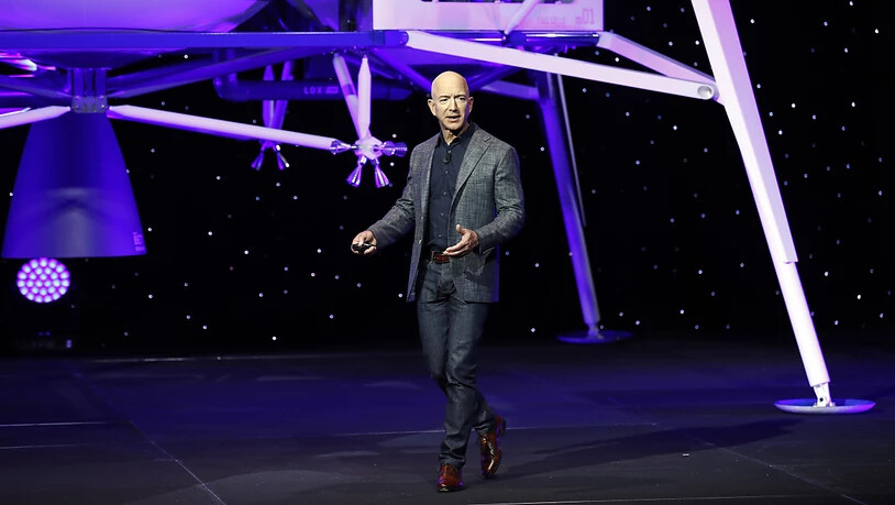 Amazon-Gründer Jeff Bezos will mit seiner Raumfahrtfirma Blue Origin als Tourist ins Weltall fliegen. Über eine Auktion haben sich zudem mehr als 5200 Bieter um einen Platz im Cockpit beworben.(Archivbild)