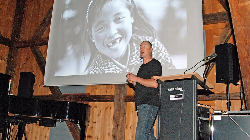 Ausdrucksstarke Fotos: Manuel Bauer referiert im Anna-Göldi-Museum über die Flucht eines Mädchens mit ihrem Vater aus Tibet.