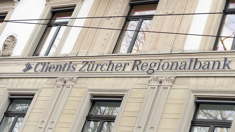 Die regional tätigen Schweizer Banken sehen sich in guter Verfassung. Ihre eigene Lage und die Lage der Gesamtbranche schätzen sie nicht nur deutlich besser ein als im vergangenen Jahr, sondern sogar auch noch besser als im Jahr 2019. Im Bild Filiale der…