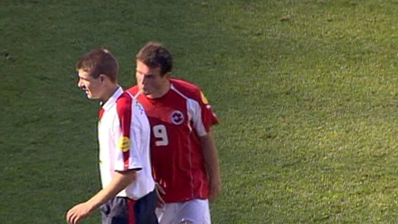 Die Szene, die für Wirbel sorgte: Alex Frei spuckt Steven Gerrard in den Nacken