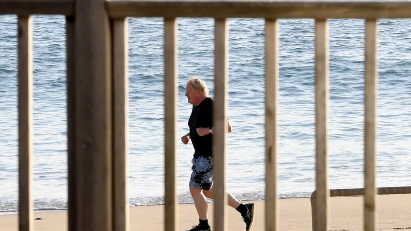 Boris Johnson, Premierminister von Großbritannien, joggt morgens am Strand entlang. Foto: Stefan Rousseau/PA Wire/dpa
