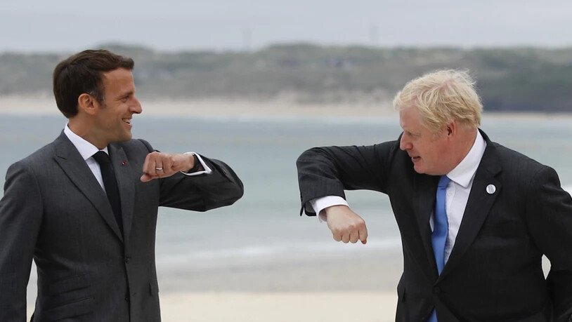 Boris Johnson, Premierminister von Großbritannien, begrüßt Emmanuel Macron, Präsident von Frankreich. Foto: Phil Noble/Pool Reuters/AP/dpa