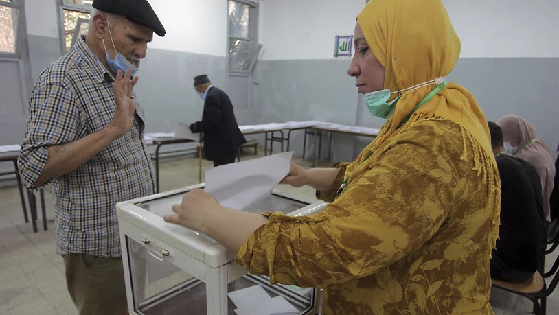 Ein Mann gibt in einem Wahllokal in Algier bei den algerischen Parlamentswahlen seine Stimme ab. Es ist die erste Neuwahl des Parlaments seit dem Sturz von Langzeitherrscher Bouteflika vor mehr als zwei Jahren. Foto: Fateh Guidoum/AP/dpa