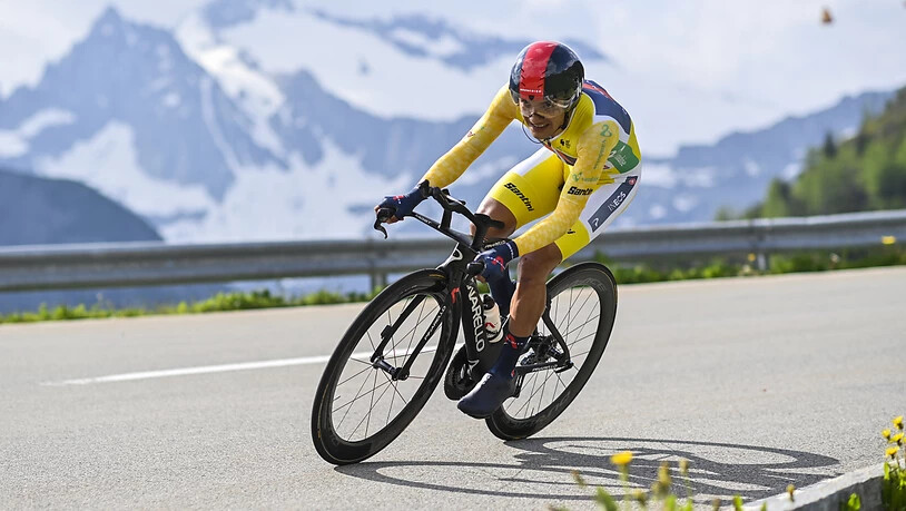 Richard Carapaz verliert auf den 23,2 km von Sedrun über den Oberalppass nach Andermatt 54 Sekunden auf Sieger Rigoberto Uran